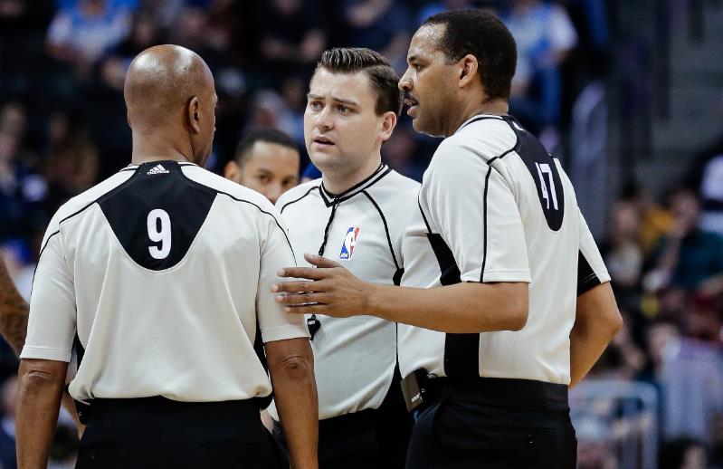 篮球百科：NBA比赛中裁判与球员的规范站位
