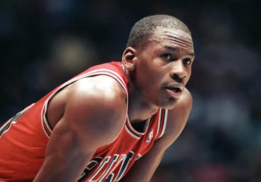 NBA史上收入最高的12名篮球运动员：乔丹稳居榜首，詹姆斯紧随其后